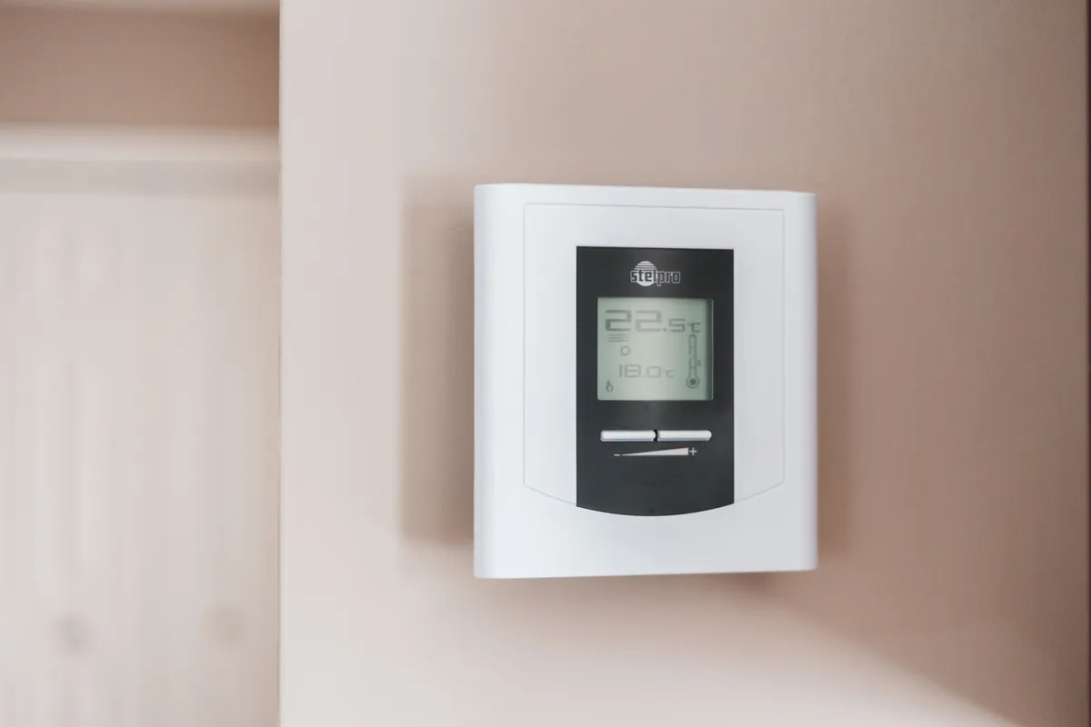 흰 벽에 붙은 디지털 온도조절기 화면에 22.5℃와 18.0℃ 두 숫자가 떠 있다 — 조절기가 재는 건 제 자리의 공기 온도다
